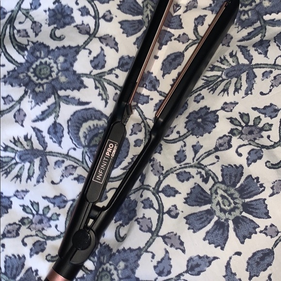 An Infiniti Pro ConAir Straightener - Picture 2 of 2